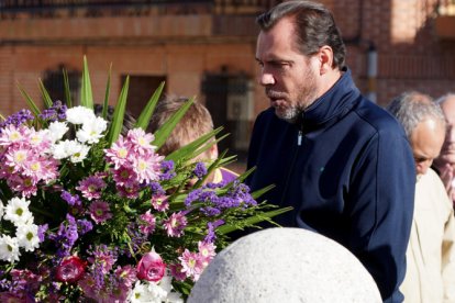 El ministro de Transportes y Movilidad Sostenible, Óscar Puente, participa en la ofrenda floral en Villalar.