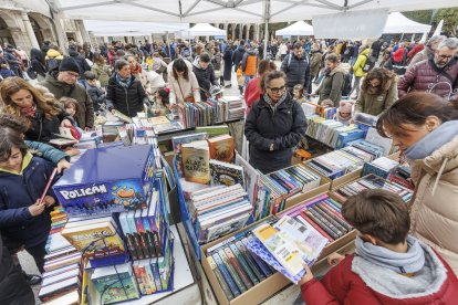 Gran afluencia de público en las catorce librerías situadas en la Plaza Mayor