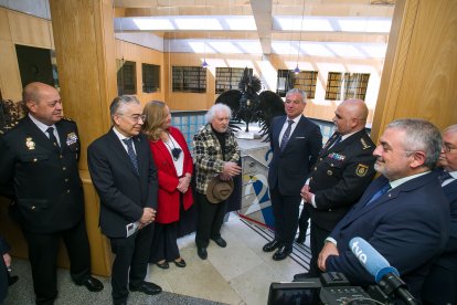 El delegado del Gobierno en Castilla y León, Nicanor Sen (cuarto por la derecha), en la Comisaría Provincial de Burgos.