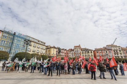 Trabajadores municipales se han concentrado en la Plaza Mayor para reivindicar cobertura de plazas y mejores condiciones.