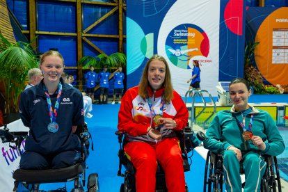 Marta Fernández posa con la medalla en Portugal.