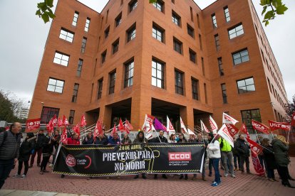 Los sindicatos reivindicaron la prevención de riesgos laborales frente a la sede de la Delegación de la Junta en Burgos.