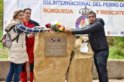 Homenaje a los voluntarios de equipos de rescate en las instalaciones del GREM.