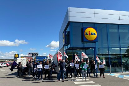 Concentración convocada por CCOO en apoyo a la trabajadora despedida por Lidl