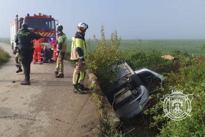 Los bomberos de Burgos y la Guardia Civil, en el accidente mortal de Villasandino.