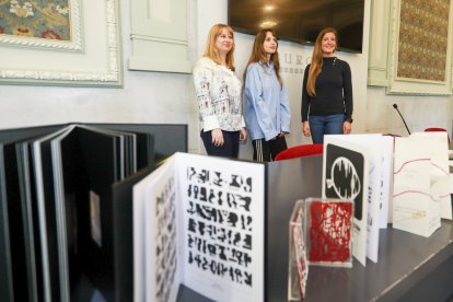 Elvira Rilova, Julia Llerena y Marta Alegría en la presentación de Librarte.