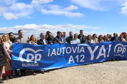 Los parlamentarios 'populares' posan tras la pancarta que exige la culminación de la A12