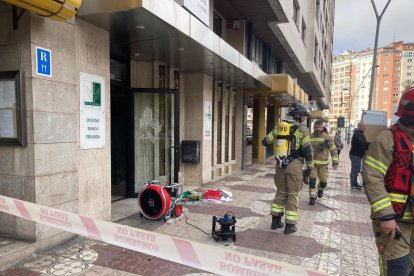 Incendio en la oficina de banda privada de Cajaviva en Burgos.