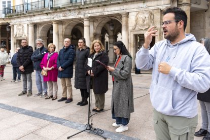 Nerea de Juan, trabajadora social de Hemobur, fue la encargada de leer la primera parte de la declaración institucional.