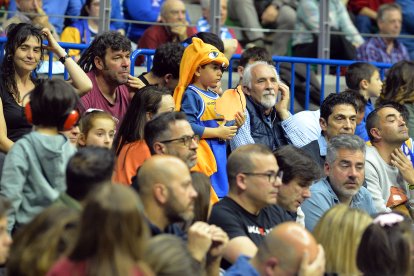 Imagen del público durante el partido del San Pablo con el Fuenlabrada.