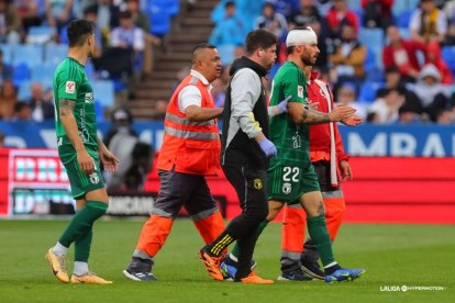 Mumo se retira del campo tras ser atendido por el golpe con Elgezabal.