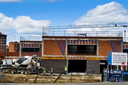 Algunos obreros realizan trabajos de adecuación de la zona de obras del Centro de Salud García Lorca en la tercera licitación de los trabajos.