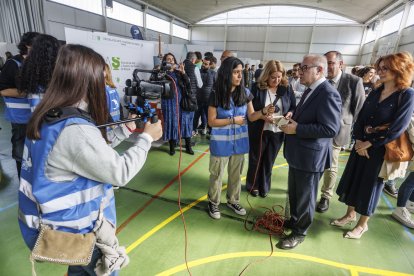 El director general de Formación Profesional de la Junta de Castilla y León, Agustín Sigüenza, atiende a unos alumnos en su vista a la IV Muestra de FP de Burgos.