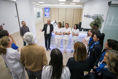 El presidente de Recoletas Salud, Amando Rodríguez, conversa con los integrantes de la plantilla del Centro Médico Virgen del Manzano