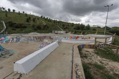 El cambio en las instalaciones comienza a ser visible. Las pintadas suponen un riesgo para los usuarios.