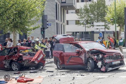 Los servicios de emergencias sanitarias atienden a una de las personas heridas en el accidente de la Avenida Cantabria.