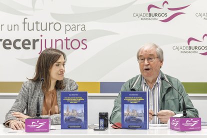 Beatriz Rodríguez, de la Fundación Caja de Burgos, junto al autor del libro, el historiador Isaac Rilova.