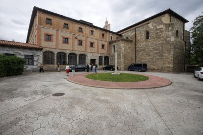 Varios vecinos de Belorado se acercaban al convento con la intención de asistir a la misa diaria de las 18 horas que no se celebró. Se rumoreaba que había tenido lugar antes, presidida por un sacerdote de la Pía Unión de San Pablo Apóstol.