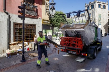 Un operario de Urbaser con el camión de recogida de cartones 'puerta a puerta'.