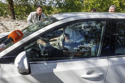 Varias clarisas salen del convento de Belorado en coche ante la expectación de los medios reunidos a las afueras.