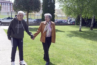 Zoila Vázquez, una de las madres que ayudó a la puesta en marcha de la asociación, junto con su hijo, usuario de la misma