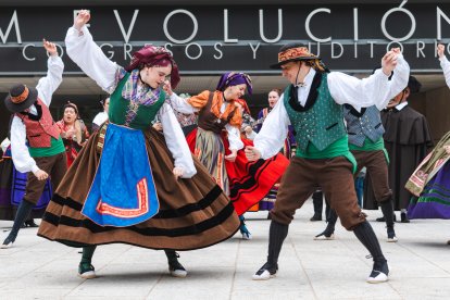 El Grupo de Danzas Justo del Río realizó un pasacalles para celebrar sus 55 años