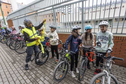 Un momento del itinerario urbano realizado este jueves por los escolares del Colegio Venerables, de Burgos.