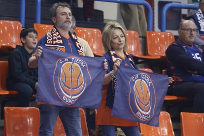 Imagen de aficionados en El Plantío durante el segundo partido del play off.