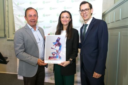 La doctora Sofía España recibe la beca de investigación de la AECC Burgos