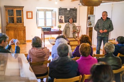 Ascensión Rojas y Javier González, de la asociación Escuela Benaiges, en un acto realizado en la Escuela de Bañuelos.