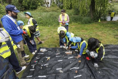 40 jóvenes del Colegio Jesús Reparador buscan plasticos en la  ribera del río Arlanzón