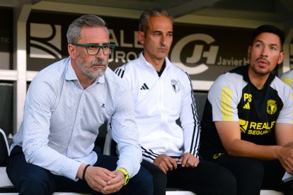 Imagen de Bolo en el banquillo durante el partido contra el Eldense.