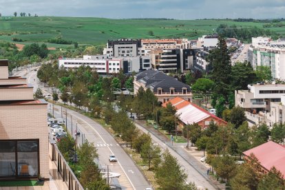 Vista del bulevar ferroviario, desde la zona sur de la ciudad, donde se encuentran dotaciones como el edificio de la estación y el hangar.