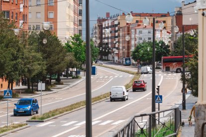 Vista del bulevar ferroviario, desde la zona sur de la ciudad, donde se encuentran dotaciones como el edificio de la estación y el hangar.