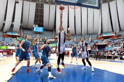 Ramón Vilá entra a canasta en el segundo partido en San Sebastián de la semifinal del play off por el ascenso en LEB Oro.