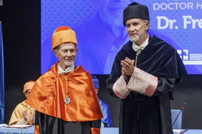 Fred Glover, doctor honoris causa de la Universidad de Burgos, junto a Manuel Pérez Mateos.