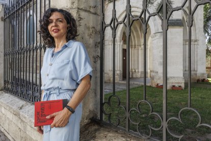 Belén de la Parte, en el convento de las Salesas de Burgos, con un ejemplar de 'Sangre revuelta'.