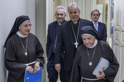 El arzobispo de Burgos, Mario Iceta, junto a las representantes de la Federación de Hermanas Clarisas de Nuestra Señora de Aránzazu.