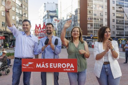 Daniel de la Rosa, Luis Tudanca, Iratxe García y Esther Peña en un acto de campaña de las elecciones europeas en Burgos.