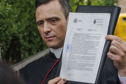 José Ceacero, portavoz de las religiosas de Belorado, muestra la denuncia interpuesta en la Policía Nacional de La Rioja.