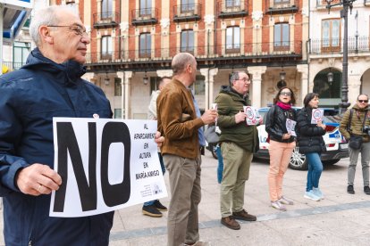 Vecinos de Gamonal y de la zona sur muestran su rechazo a los aparcamientos en altura que promueve el bipartito.