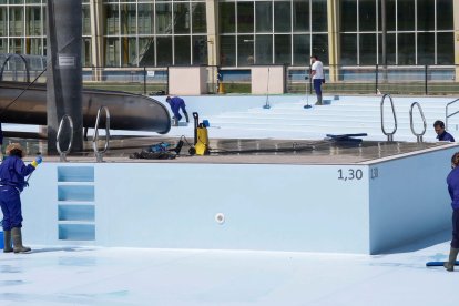 Operarios limpiando las piscinas municipales de El Plantío.