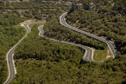 Detalle de las curvas que protagonizan la N-623 y animan a recorrerla con calma, degustando el entorno.