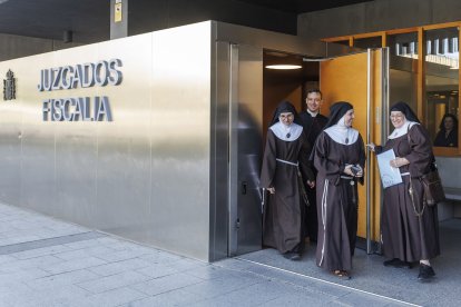 José Ceacero, junto a tres clarisas cismáticas, en los juzgados de Burgos.