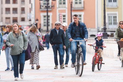 Peatones y ciclistas por el puente Santa María, una de las vías que Burgos con Bici solicita que sea compatible y que se señalice.