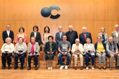 Socios homenajeados en la junta general del Círculo Católico