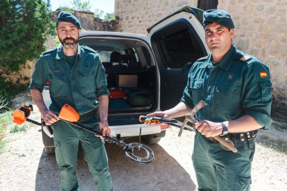 El teniente Colinas y el sargento Tadeo, con dos detectores incautados.