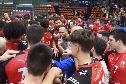 Roi Sánchez da instrucciones a sus jugadores.