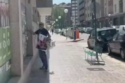 La grabación muestra al individuo con una espátula rascando los carteles de Vox.