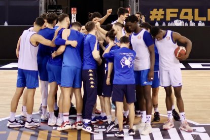 Los jugadores se dan ánimos en el círculo central en un entrenamiento en el Madrid Arena . TIZONA